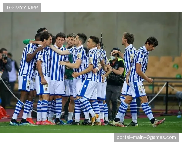 皇家社会连入两球反超比分，阿尔瓜西尔场边激情庆祝